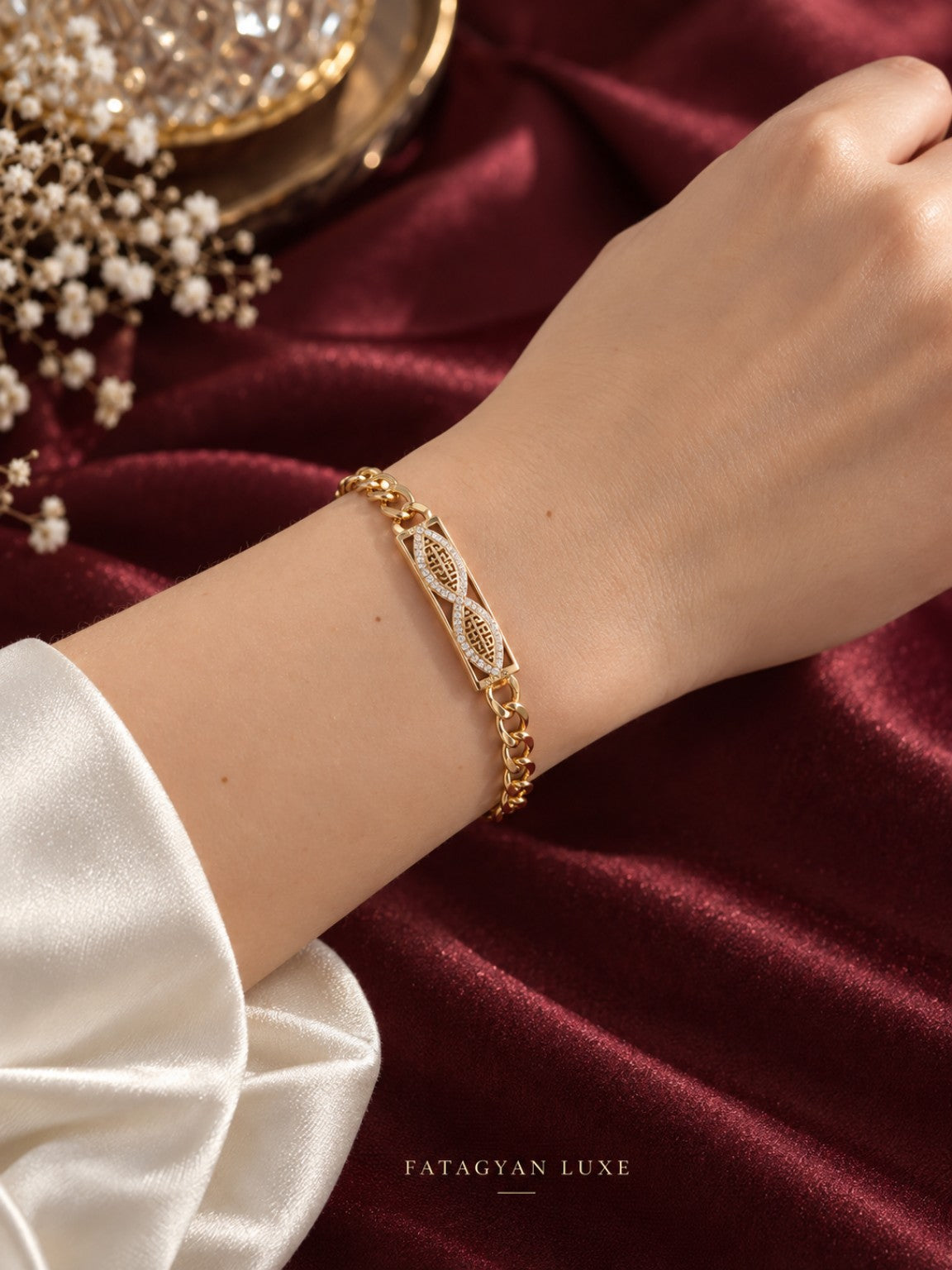 Infini Éclat Crystal Chain Bracelet worn on wrist