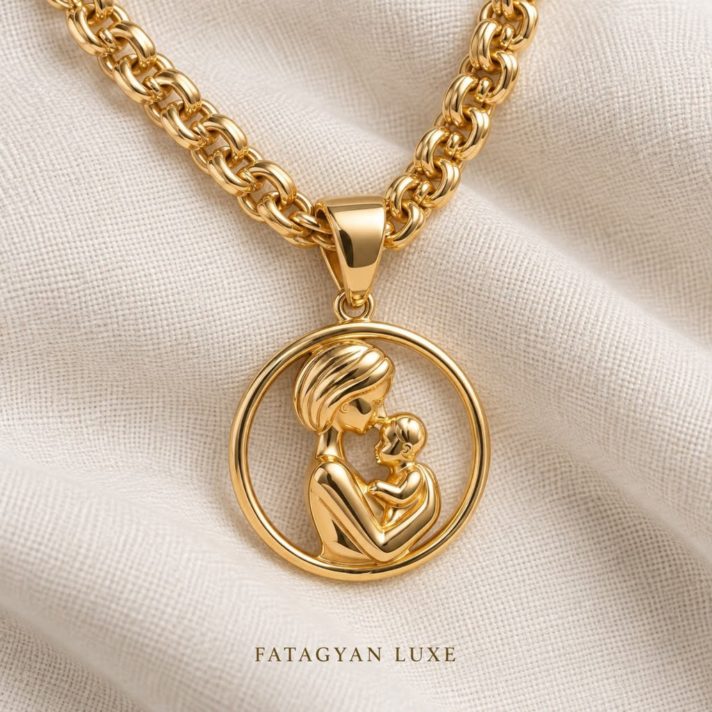 Maternité Signature Pendant Necklace detail