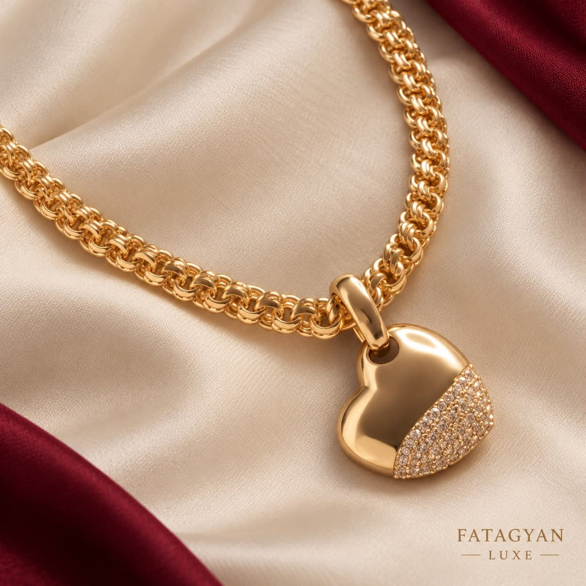 Coeur Lumière Pavé Heart Necklace detail