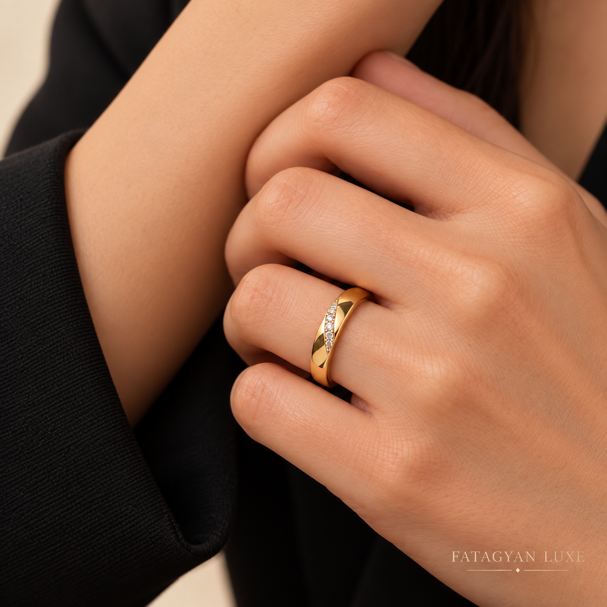 Vallière Pavé Sweep Ring worn